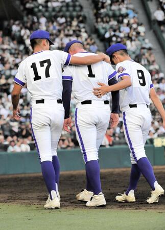 　初戦で敗退し肩を落とし引き上げる金足農・吉田（中央）＝撮影・金居みつよし