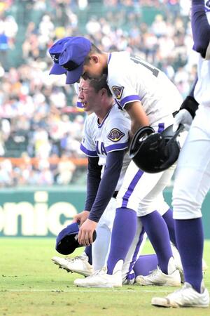 　初戦で敗退し、膝をつき泣き崩れる金足農・吉田（撮影・金居みつよし）