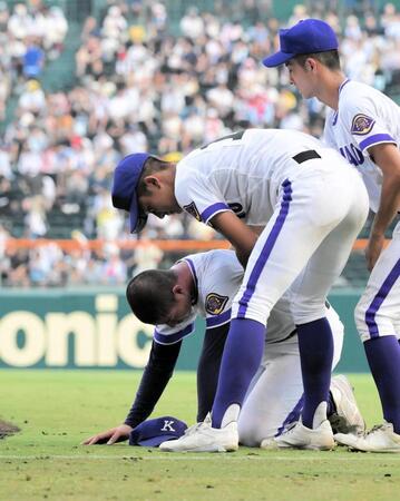 　初戦で敗退し、膝をつき泣き崩れる金足農・吉田（撮影・金居みつよし）