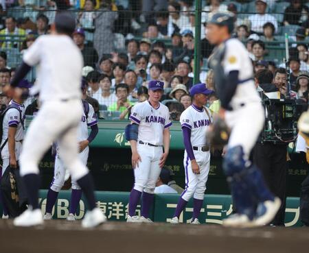 初戦突破ならず、がっくりと引き揚げる金足農・吉田（撮影・坂部計介）