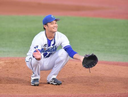 　１回、平行カウントから岡田に投じた９球目の変化球がボールとなりしゃがみ込んで苦笑いを浮かべる藤浪（撮影・開出牧）