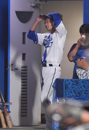 　４回途中で降板しベンチでスコアボードを見つめる藤浪（撮影・開出牧）