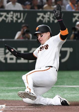 　３回、泉口の中前打で二走・丸が生還（撮影・佐藤厚）