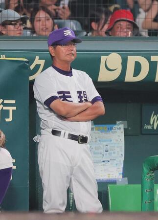 　９回、試合を見つめる天理の藤原監督