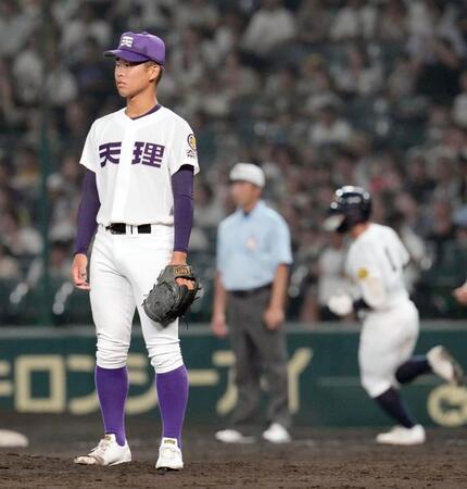 　４回、鳴門・橋本（奥）に同点２ランを浴びた天理・松村