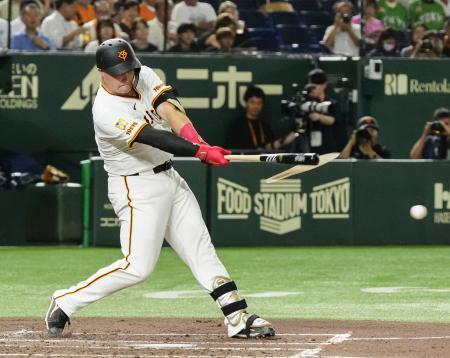 　２回巨人１死一、二塁、リチャードが先制の遊撃内野安打を放つ＝東京ドーム