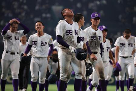 　初戦突破ならず、ガックリとベンチに引き揚げる天理ナイン（撮影・坂部計介）