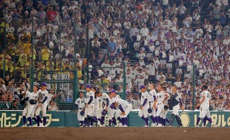　鳴門に敗れ、肩を落とす天理ナイン