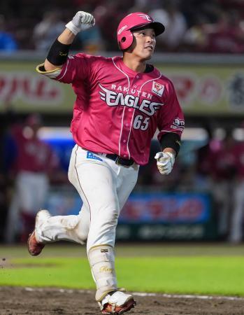 　７回、逆転２ランを放ちガッツポーズする楽天・堀内＝楽天モバイルパーク