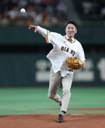 　ファーストピッチを務める元木大介氏＝２４年６月