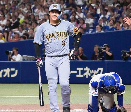 　１０回阪神１死満塁、決勝点となる押し出し死球を受けた大山＝バンテリンドーム