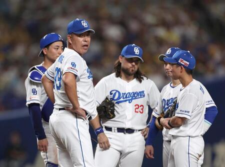 　１０回、自らマウンドに出向く井上監督（左から２人目）＝撮影・北村雅宏