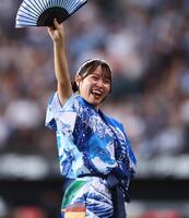 　夏祭りの法被を着て、ダンスを披露するファイターズガールの竹市琴美さん（撮影・中島達哉）