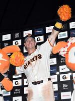 　お立ち台でお得意のポーズを決めるキャベッジ（撮影・佐藤厚）