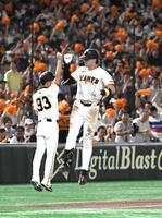 　８回、キャベッジは勝ち越しの１３号３ランを放ち、ジャンプしながら本塁に向かう（撮影・佐藤厚）