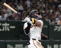 　４回、右越えに１２号ソロを放つキャベッジ