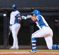 　３回、万波がスクイズを敢行