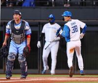 　三走石井がまず生還。捕手炭谷