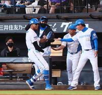 　万波（左）を出迎え、笑顔を見せる新庄監督（左奥）