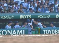 　５回、ようやくナインから祝福され、笑顔がこぼれる仙台育英・原亜佑久（中央）＝撮影・出月俊成