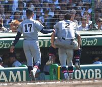 　７回表終了後に背負われてベンチへ戻る仙台育英・川尻結大（２）＝撮影・出月俊成