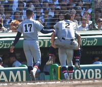 　７回表終了後に背負われてベンチへ戻る仙台育英・川尻結大（２）＝撮影・出月俊成