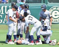 　８回の守備後、グラウンドに倒れ込む仙台育英・田山纏（中央下）＝撮影・西田忠信