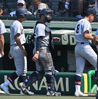 　手当てのため、ベンチに下がる仙台育英・川尻結大（中央）＝撮影・西田忠信