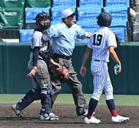 　手当てのため、ベンチに戻る仙台育英・川尻結大（左）＝撮影・西田忠信