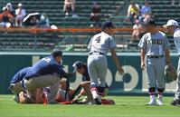 　８回裏終了後もベンチへ戻れず、担架で運ばれる仙台育英・田山纏。右は須江監督（撮影・出月俊成）