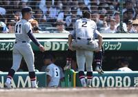 　７回裏終了後、足を痛め、背負われてベンチに引き揚げる仙台育英の捕手川尻