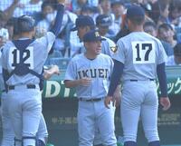 　３回、ナインに指示を送る仙台育英・須江航監督（撮影・出月俊成）