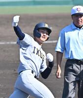 　５回、ソロを放ちガッツポーズする仙台育英・原亜佑久（撮影・西田忠信）