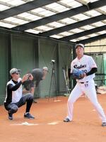 　ブルペンで投球を行う青柳。左は伊藤投手コーディネーター