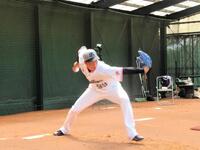 　ブルペンで投球を行う青柳