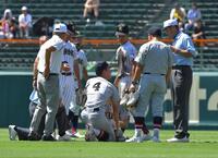 　９回、鳥取城北の守備機会になってもベンチへ戻れず、その場に座り込む仙台育英・田山纏。右は須江監督（撮影・出月俊成）
