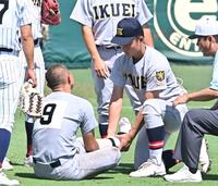 　８回の守備後、チームメートから手当てを受ける仙台育英・田山纏（９）＝撮影・西田忠信