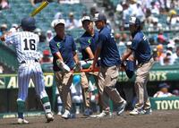 　８回、担架で運ばれる開星・小村（撮影・出月俊成）