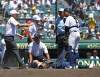 　８回、スイング後に足がつり、打席で倒れ込む開星・小村（撮影・出月俊成）