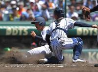 　４回、永友は日高有の中前打で本塁を狙うがアウトになる（撮影・出月俊成）