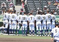 　７回の攻撃前に円陣を組む宮崎商ナイン（撮影・西田忠信）