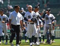 　応援団に勝利の報告を行った開星・野々村監督（中央）＝撮影・出月俊成