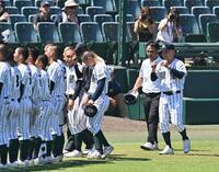 　宮崎商に勝利し、スタンドへあいさつに向かう開星・野々村直通監督（右）＝撮影・西田忠信