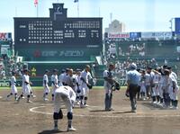 　サヨナラ負けに整列の列に加われず、うずくまる宮崎商・日高有希也（左手前）＝撮影・出月俊成