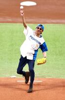 　ファーストピッチセレモニーで投球するＢ．Ｂ．クィーンズ・近藤房之助（撮影・中島達哉）