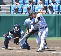 　１０回、サヨナラ犠飛を放つ開星・前田翔太（撮影・西田忠信）