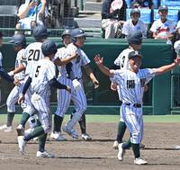 　１０、サヨナラ犠飛を放ちナインに祝福される開星・松尾直和（中央）＝影・西田忠信