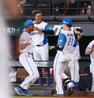 　６回、ソロを放った清宮幸（右から２人目）を迎える万波（左）ら日本ハムナイン（撮影・中島達哉）