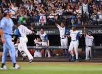 　６回、清宮幸（２１）が高橋（左）からソロを放ち、わきあがる日本ハムナイン（撮影・中島達哉）