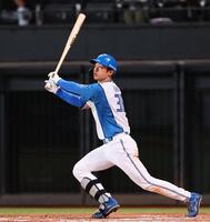 　８回、適時三塁打を放つ石井（撮影・中島達哉）